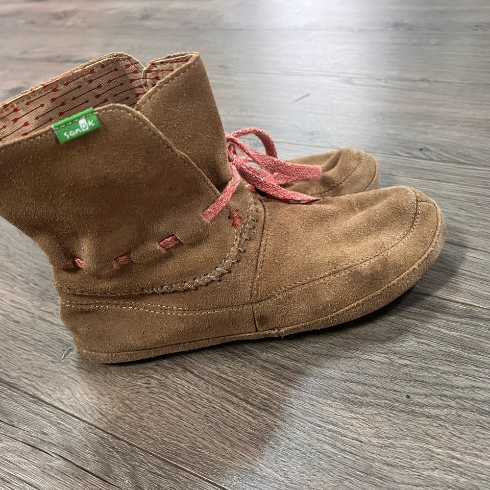 Sanuk Tan and Pink women’s boots